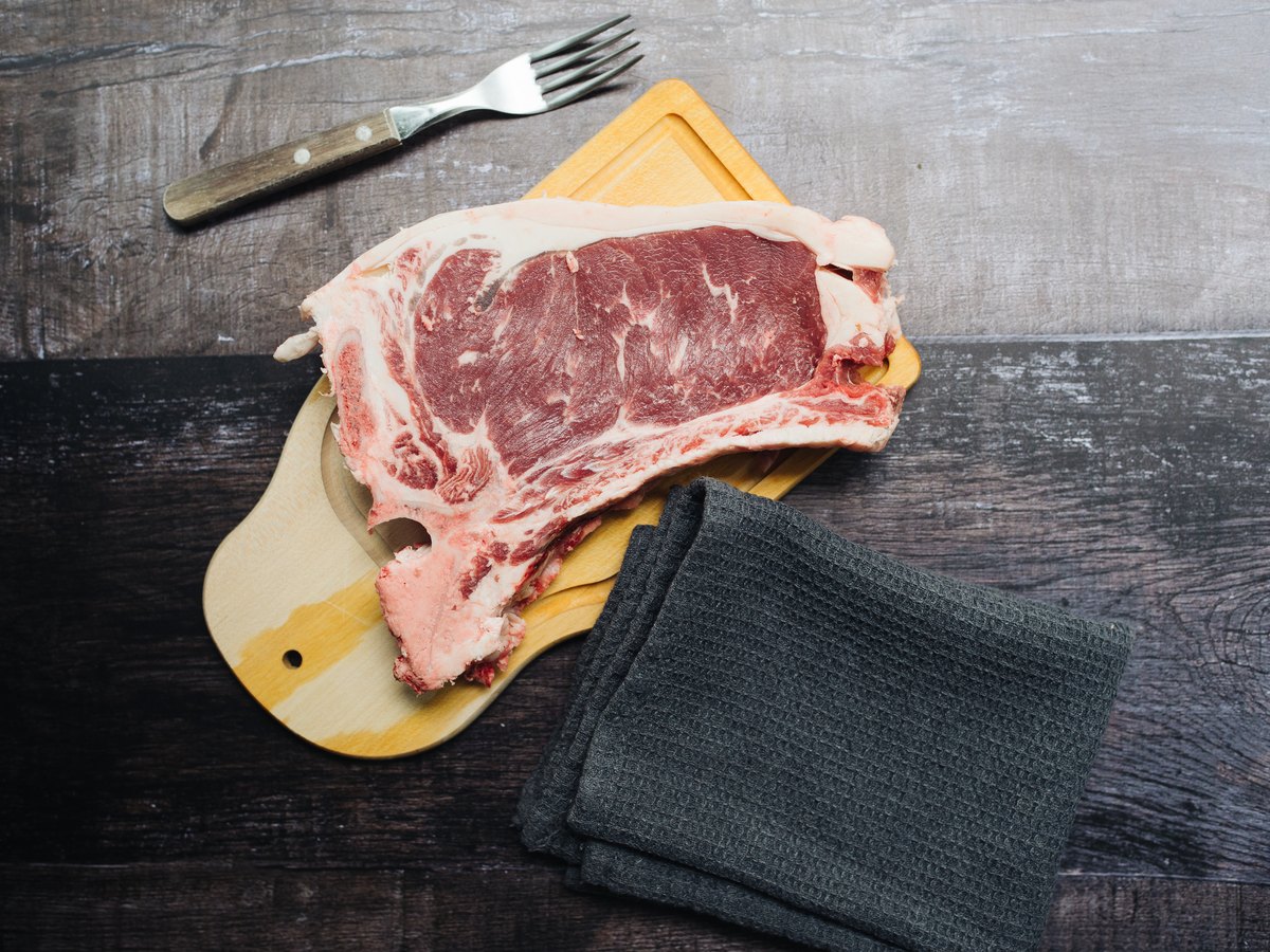 Steak ruht auf dem Brett