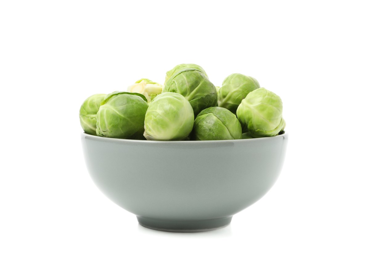 Schale mit frischen Rosenkohlröschen