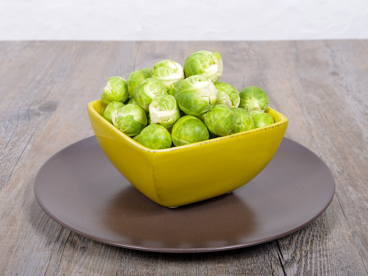 Rosenkohl auf einem braunen Teller
