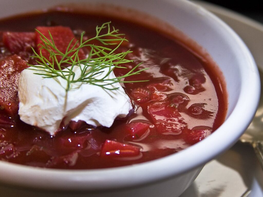 Schale Rote-Bete-Suppe mit Sauerrahm und Dill