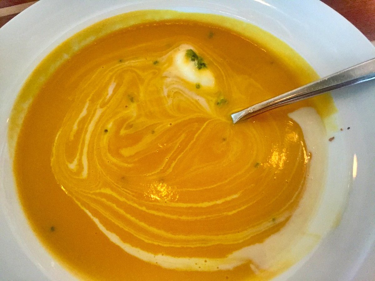 Sahne wird in eine Cremesuppe gerührt