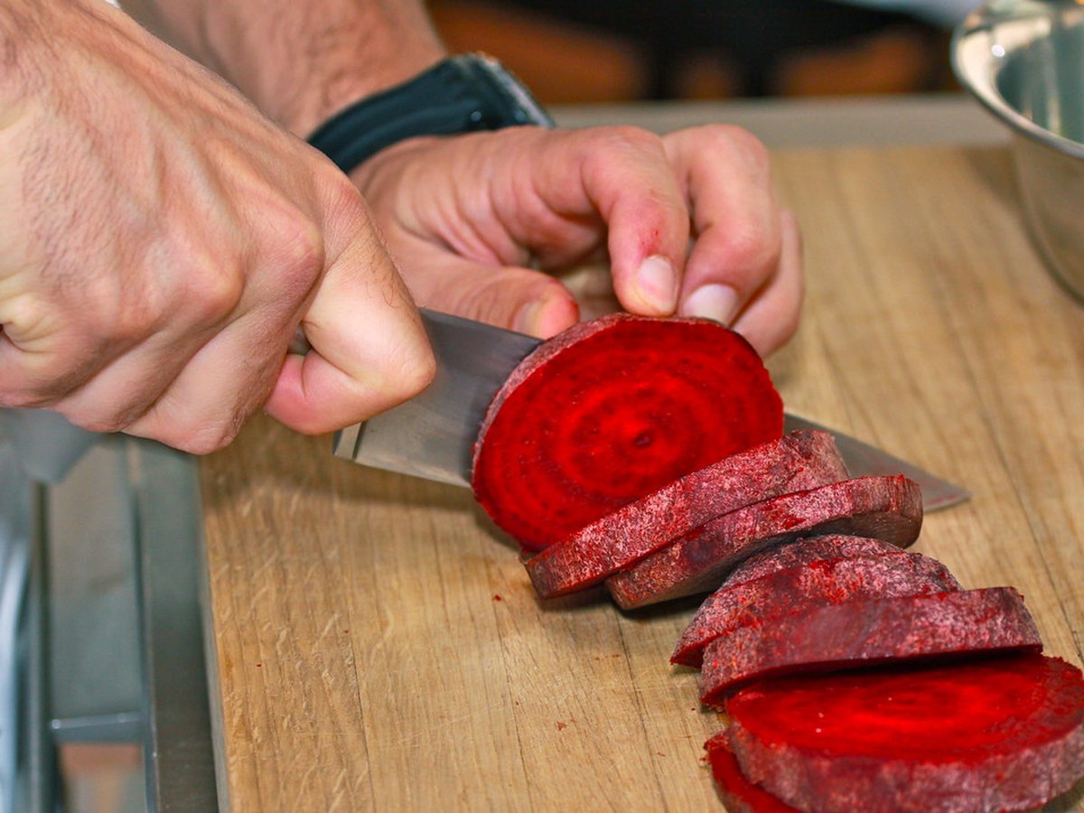 Rote Bete wird geschnitten