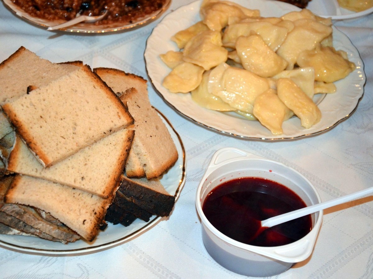 Schale Rote-Bete-Suppe auf einem gedeckten Tisch
