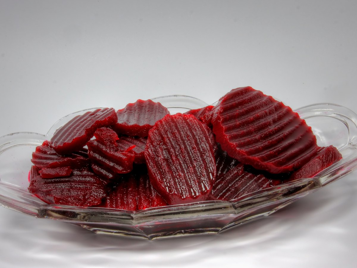 Eingelegte Rote-Bete-Scheiben auf einem Glasteller