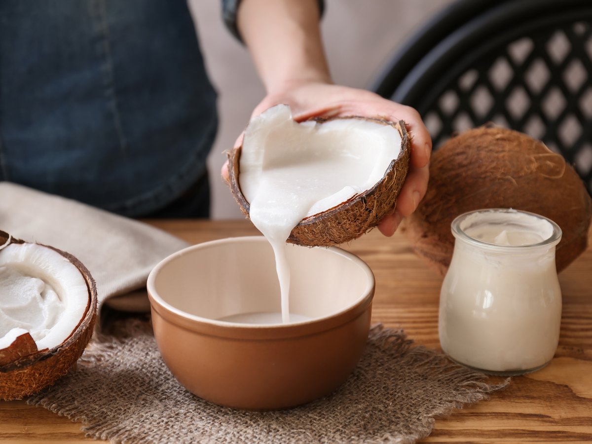 Kokoscreme wird in eine Schale gegossen