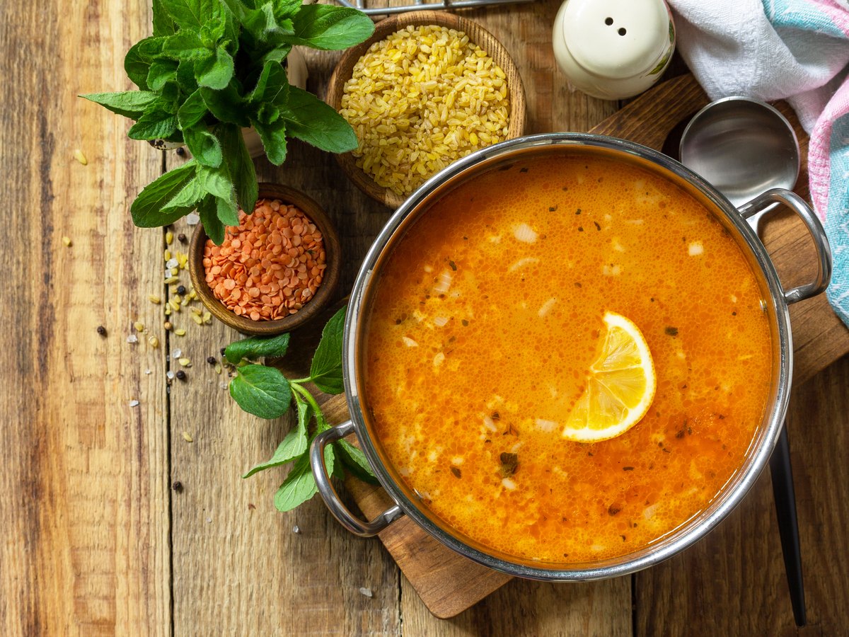 Türkische Linsensuppe mit Reis und Minze