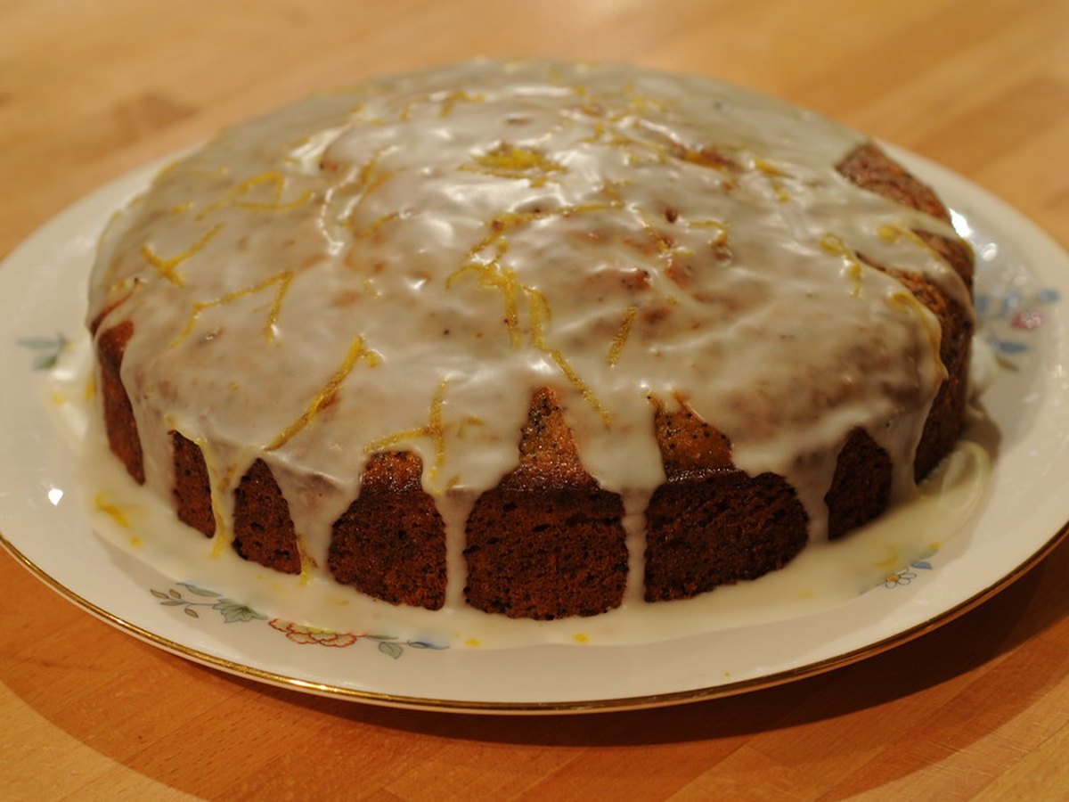 Zitronenguss wird über einen Kuchen gestrichen