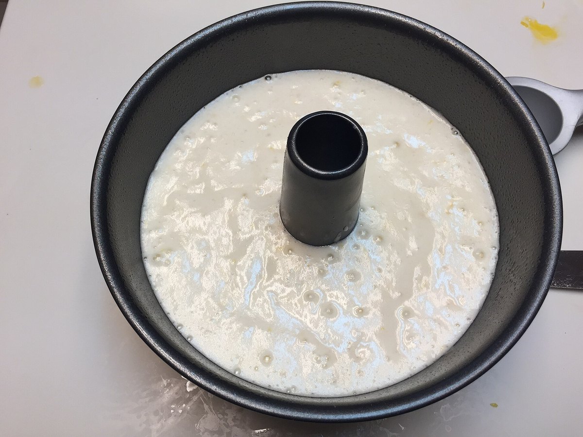 Heller Kuchenteig in einer Backform vor dem Backen