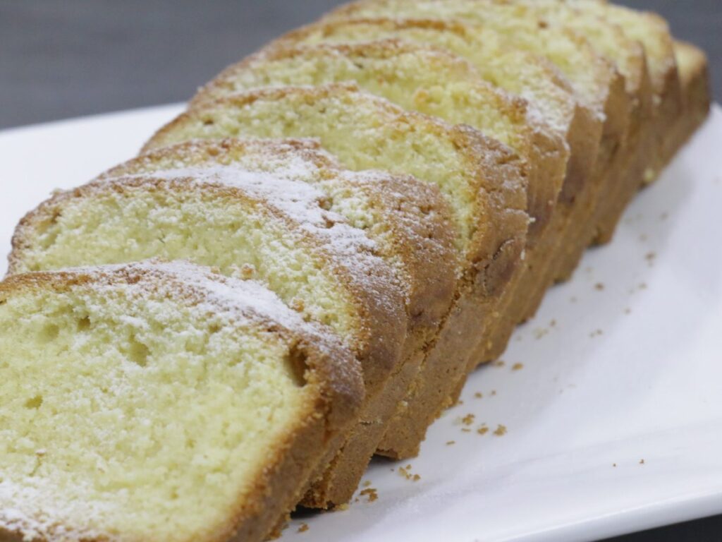 Angeschnittener Rührkuchen auf einem Teller