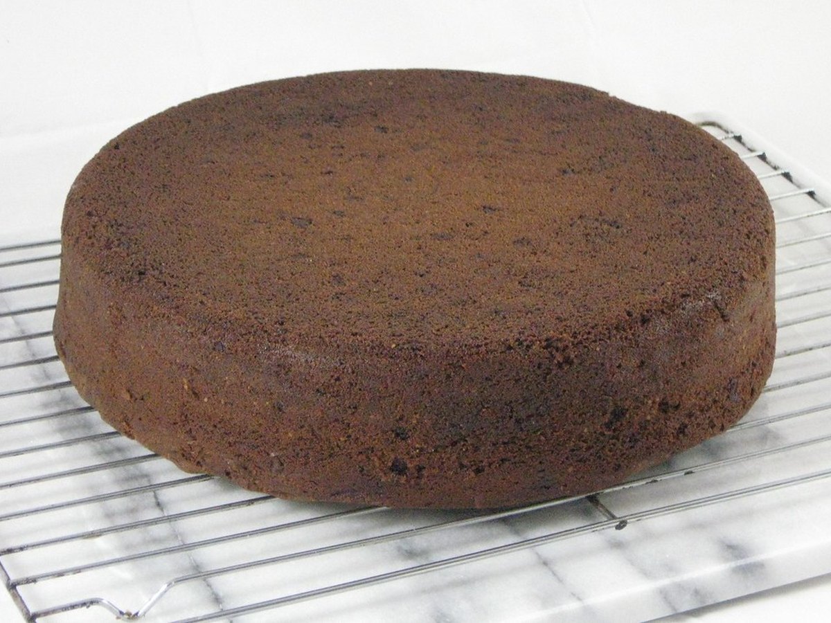 Angeschnittener saftiger Schokoladenkuchen mit Ganache