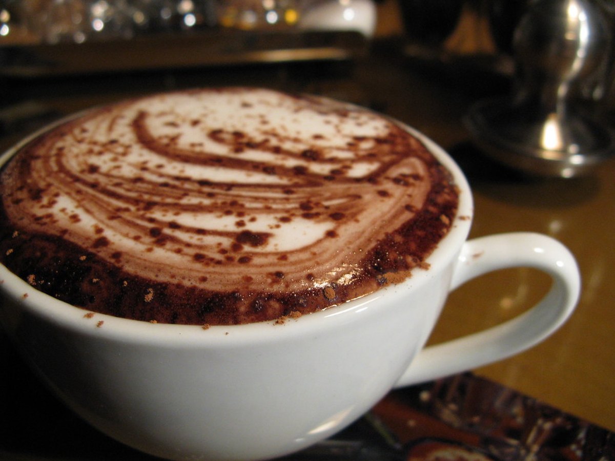 Heißer Kaffee wird eingegossen