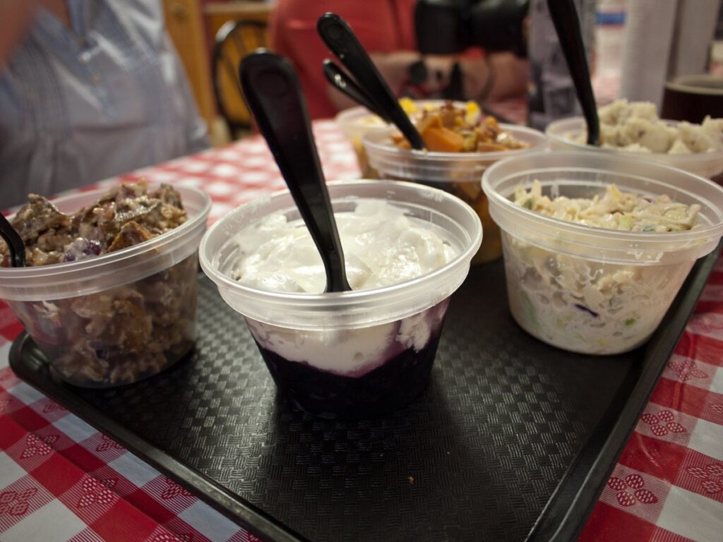 Salate in Schüsseln auf dem Grilltisch
