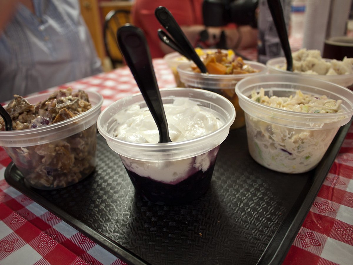 Salate in Schüsseln auf dem Grilltisch