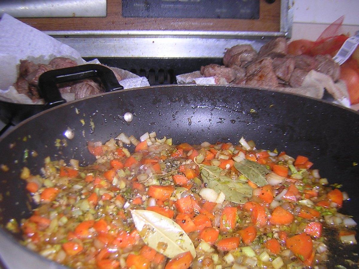 Zwiebeln, Möhren und Sellerie im Topf