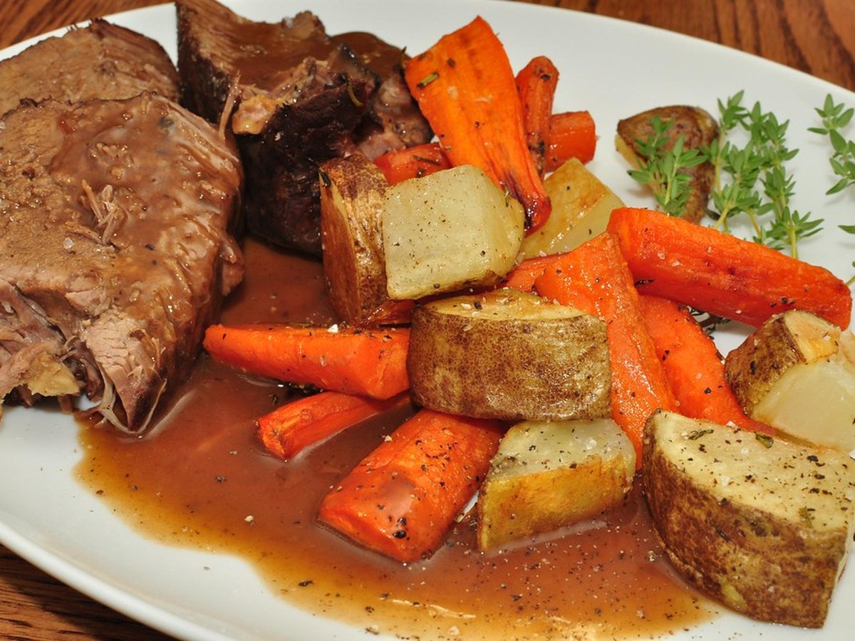 Schmorbraten auf dem Teller mit Püree