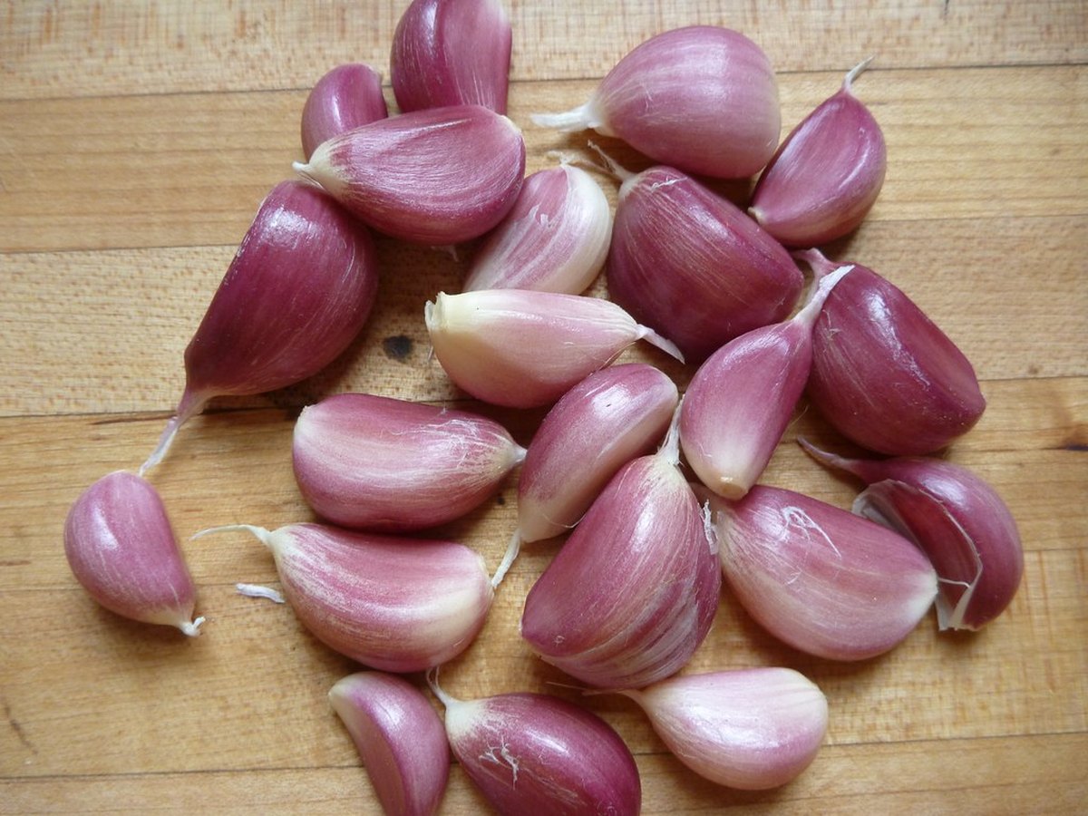 Knoblauchzehen auf einem Holzbrett