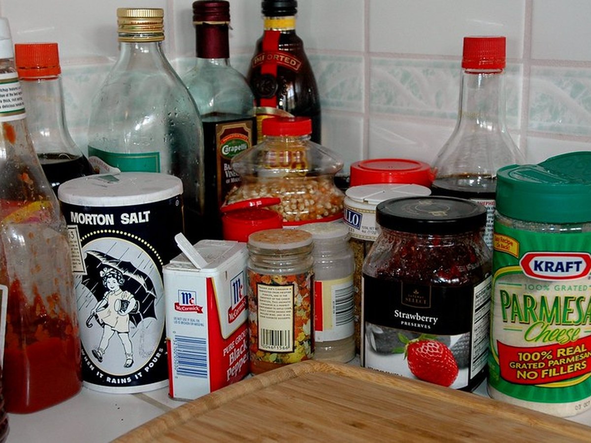Ein Stück Parmesan mit Reibe