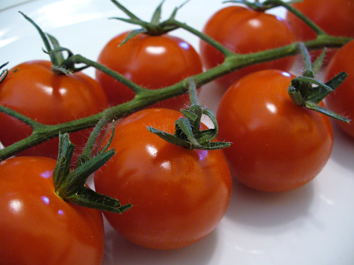 Halbierte Kirschtomaten auf einem Brett