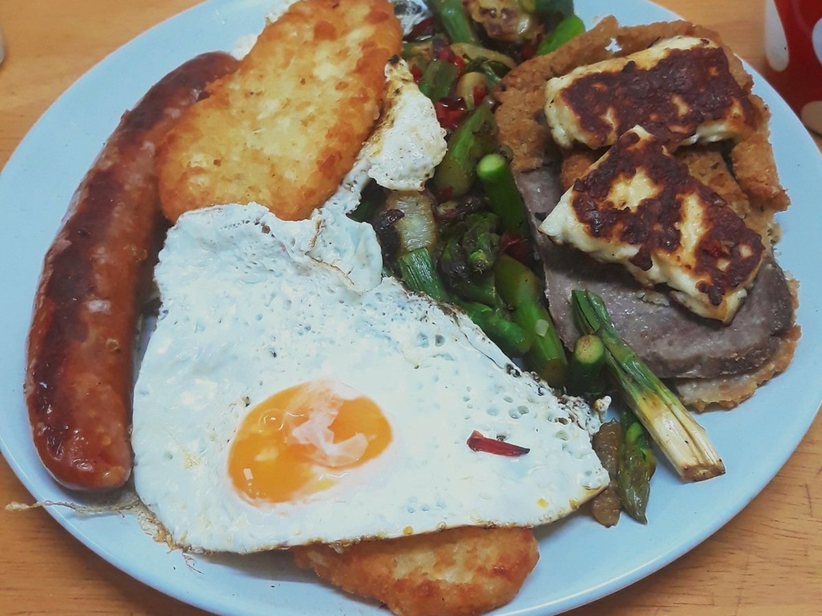 Grüner Spargel mit Spiegelei