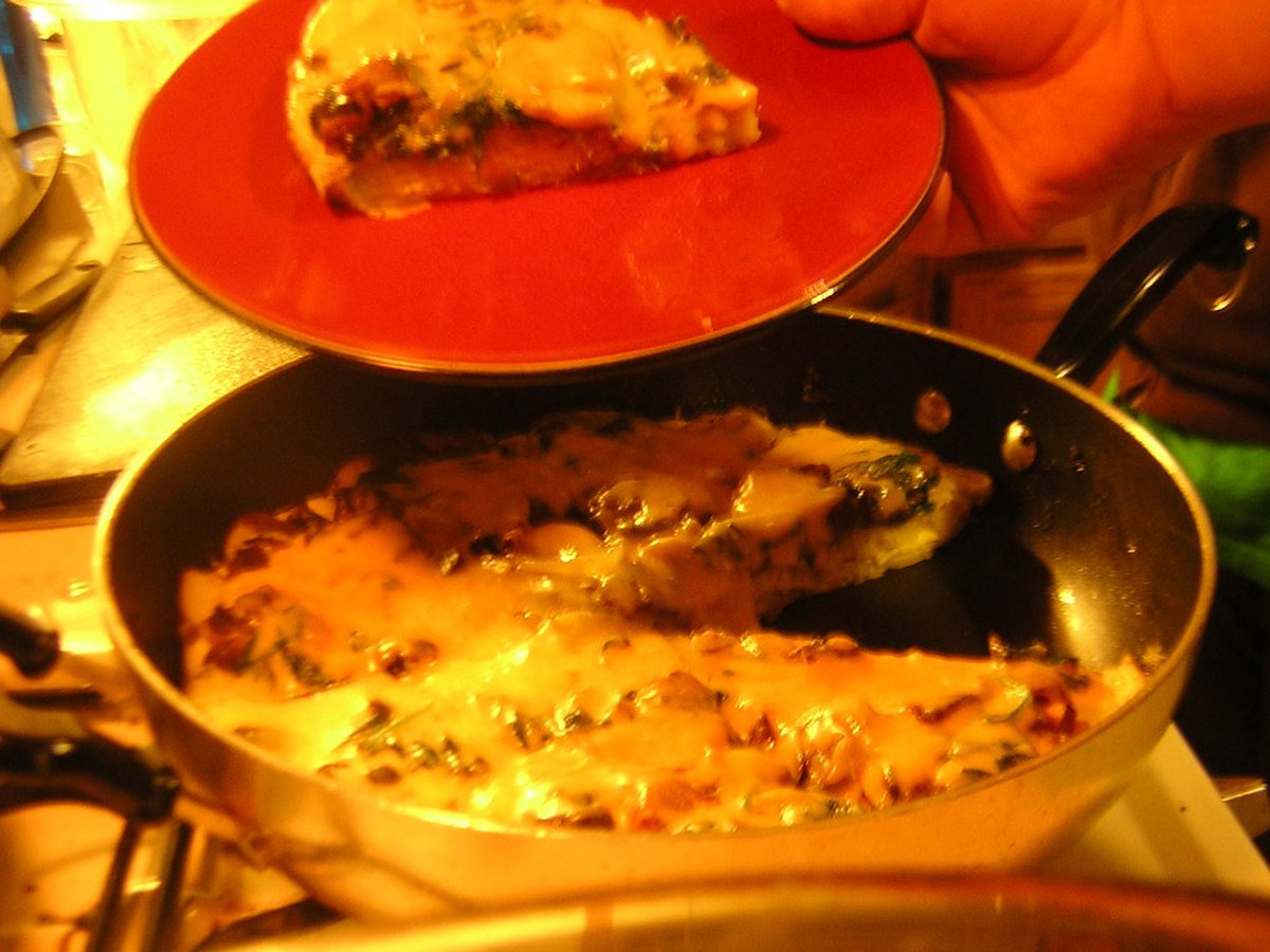 Spargel brät in der Pfanne mit Knoblauch