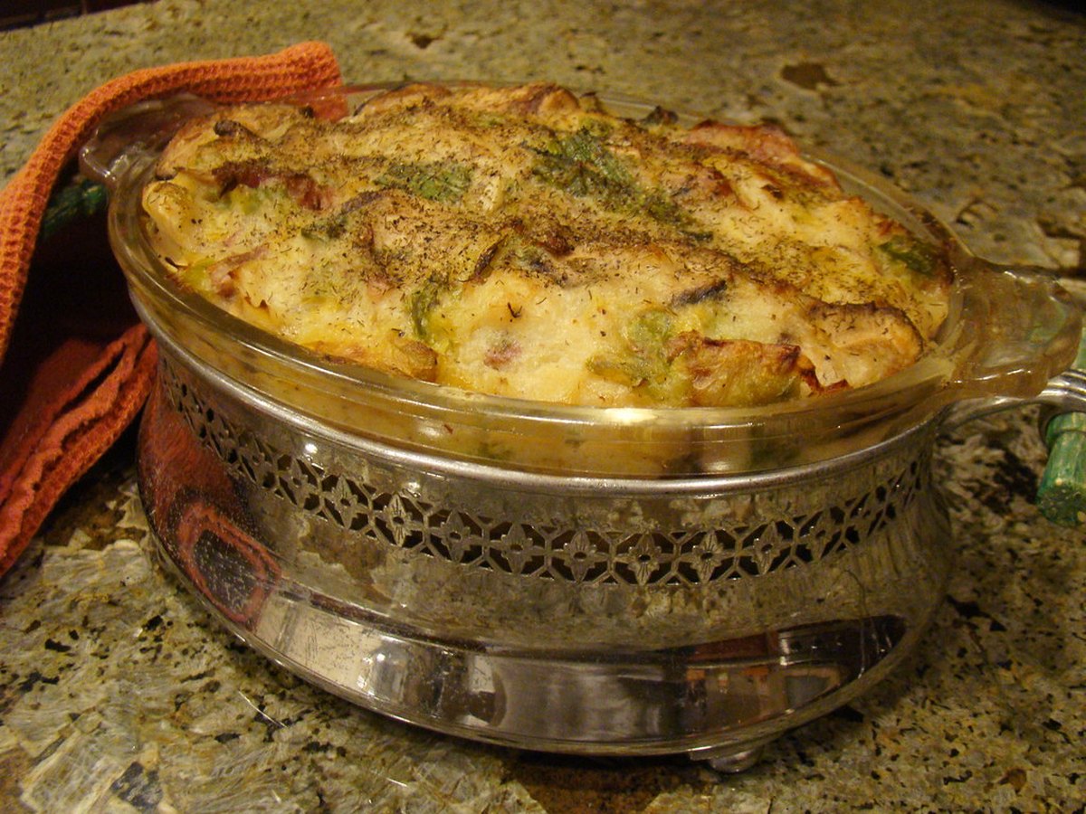 Zwiebel und Knoblauch dünsten im Topf