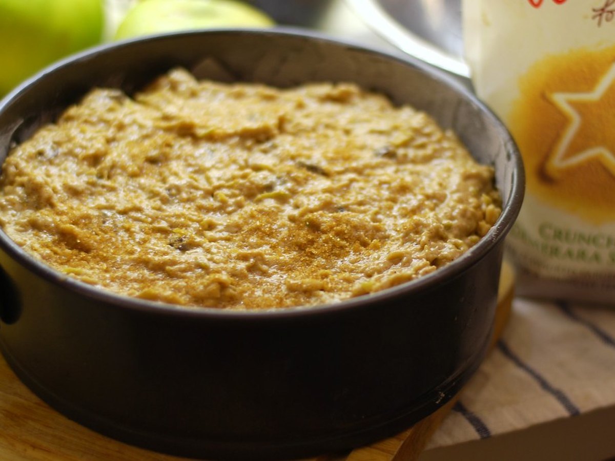 Apfelkuchen in der Springform vor dem Backen