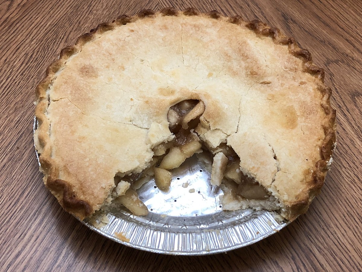 Angeschnittener Apfelkuchen mit sichtbarer Apfelfüllung