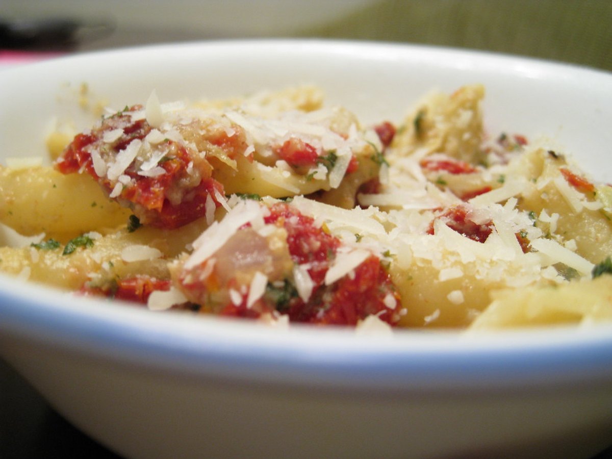 Nudelpfanne mit Kirschtomaten, Zucchini und Feta