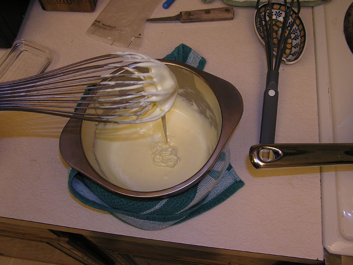 Eier und Zucker werden schaumig geschlagen