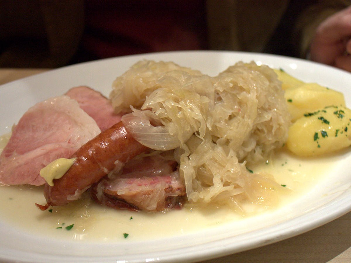 Verschiedene Wurstsorten auf einem Schneidebrett