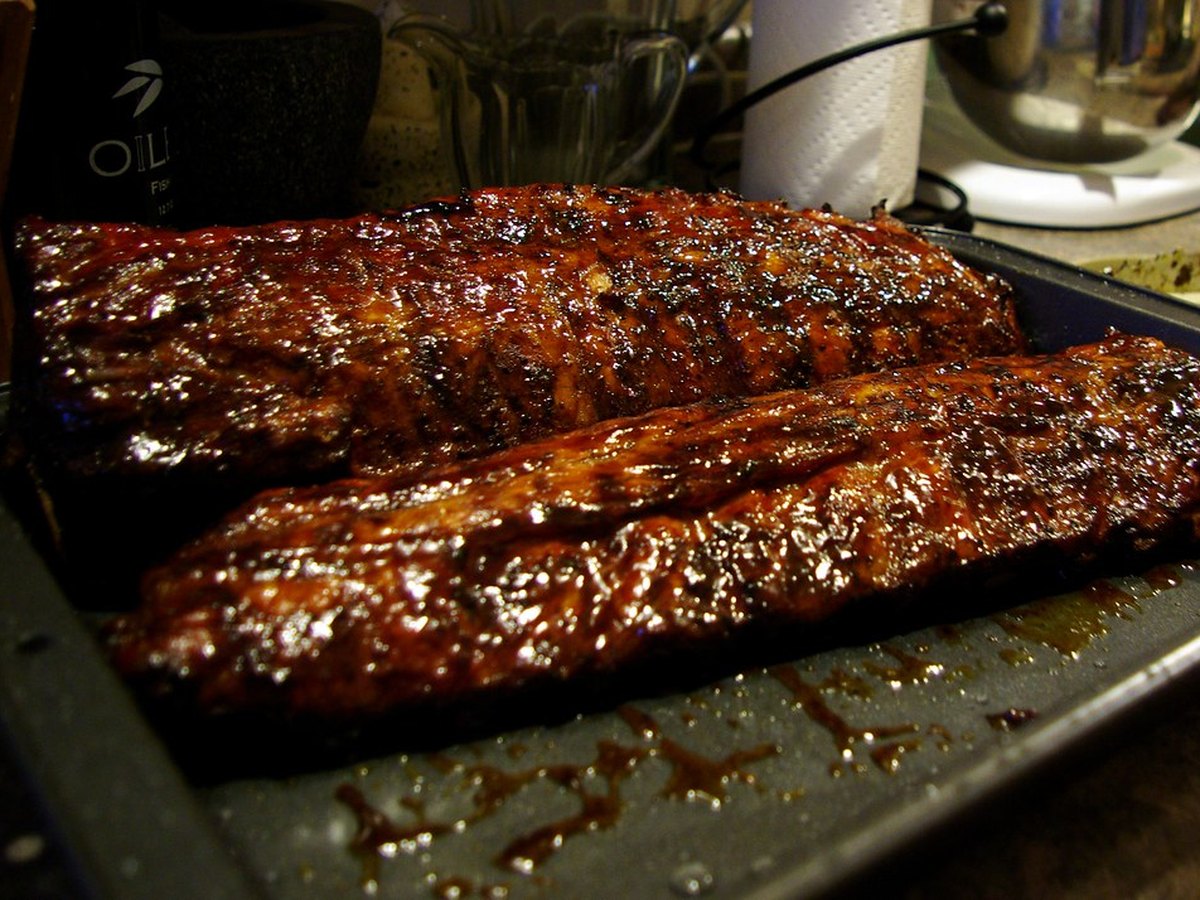 Glasierte Spareribs auf dem Grill