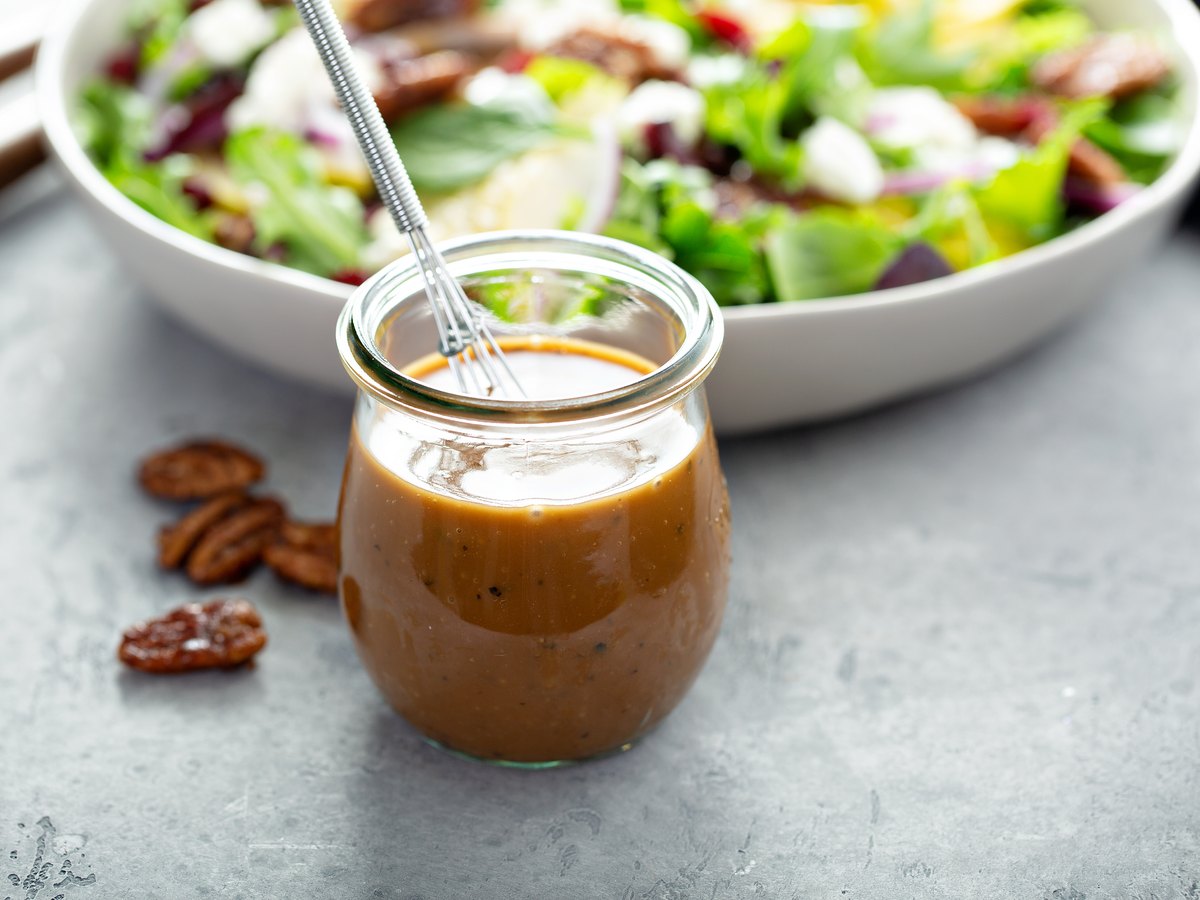 Balsamico-Vinaigrette in einem Glas