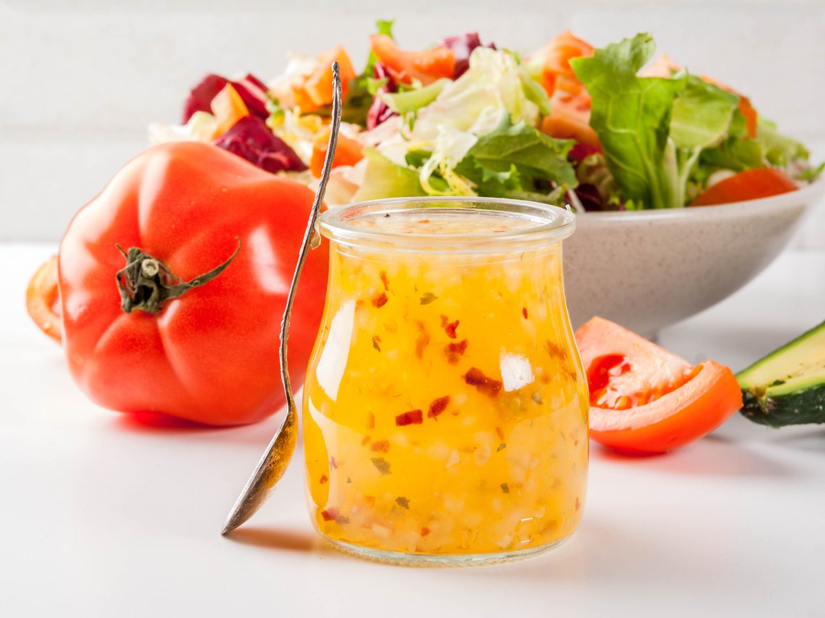 Klassische italienische Vinaigrette mit frischem Gemüse