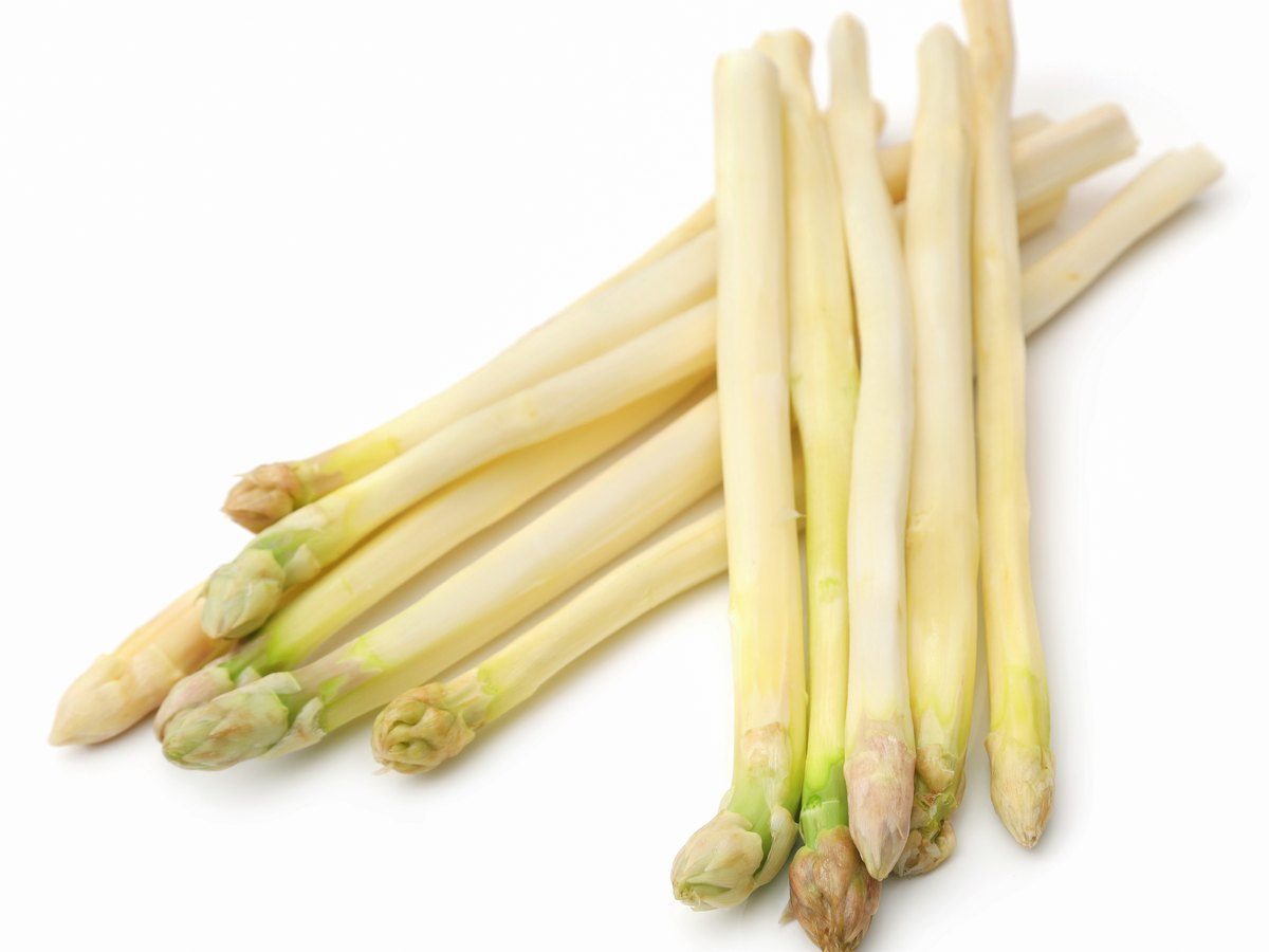 Geschälter weißer Spargel auf weißem Untergrund