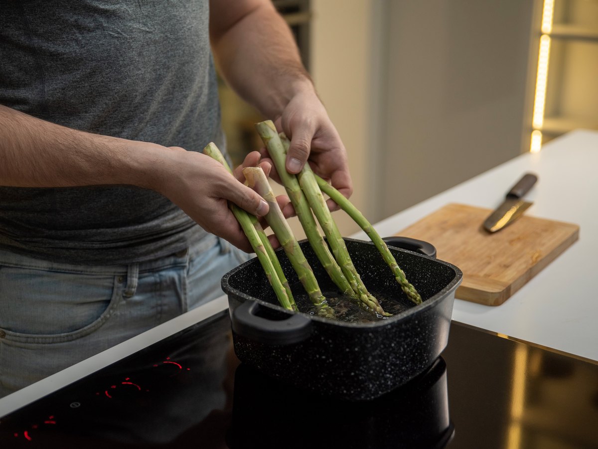 Spargel wird in einem hohen Topf gegart