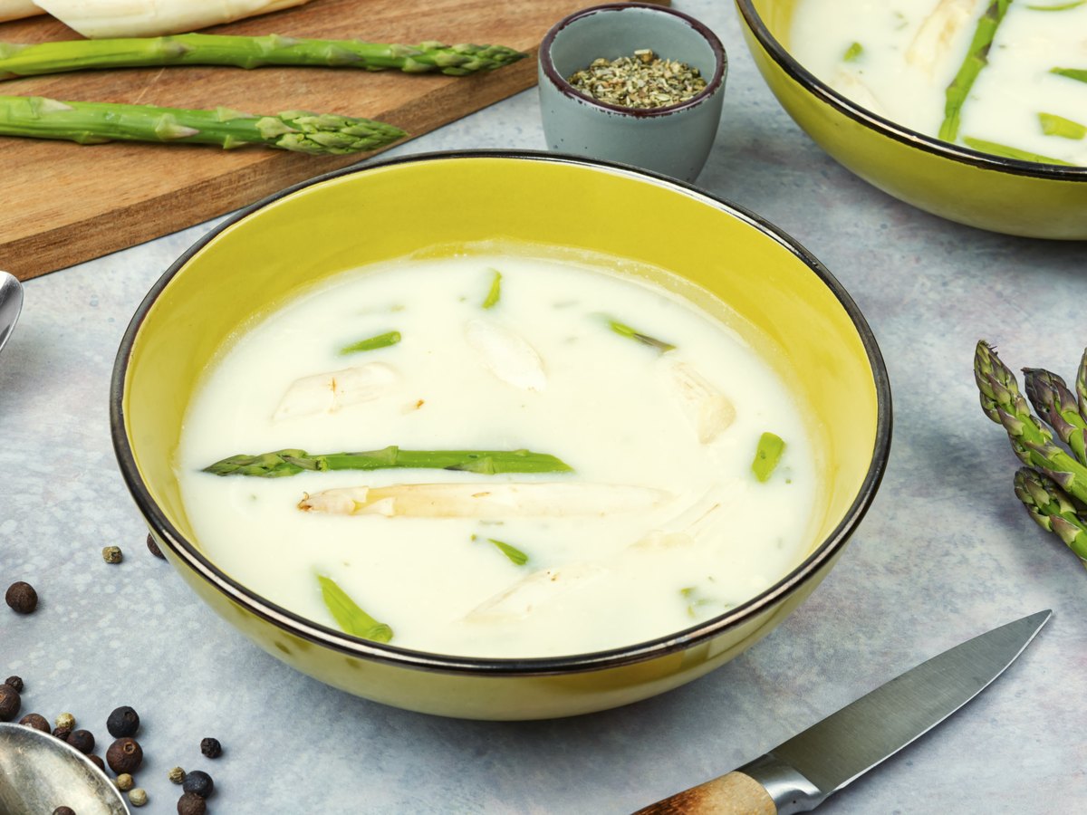 Pürierte Spargelsuppe in einer Schale