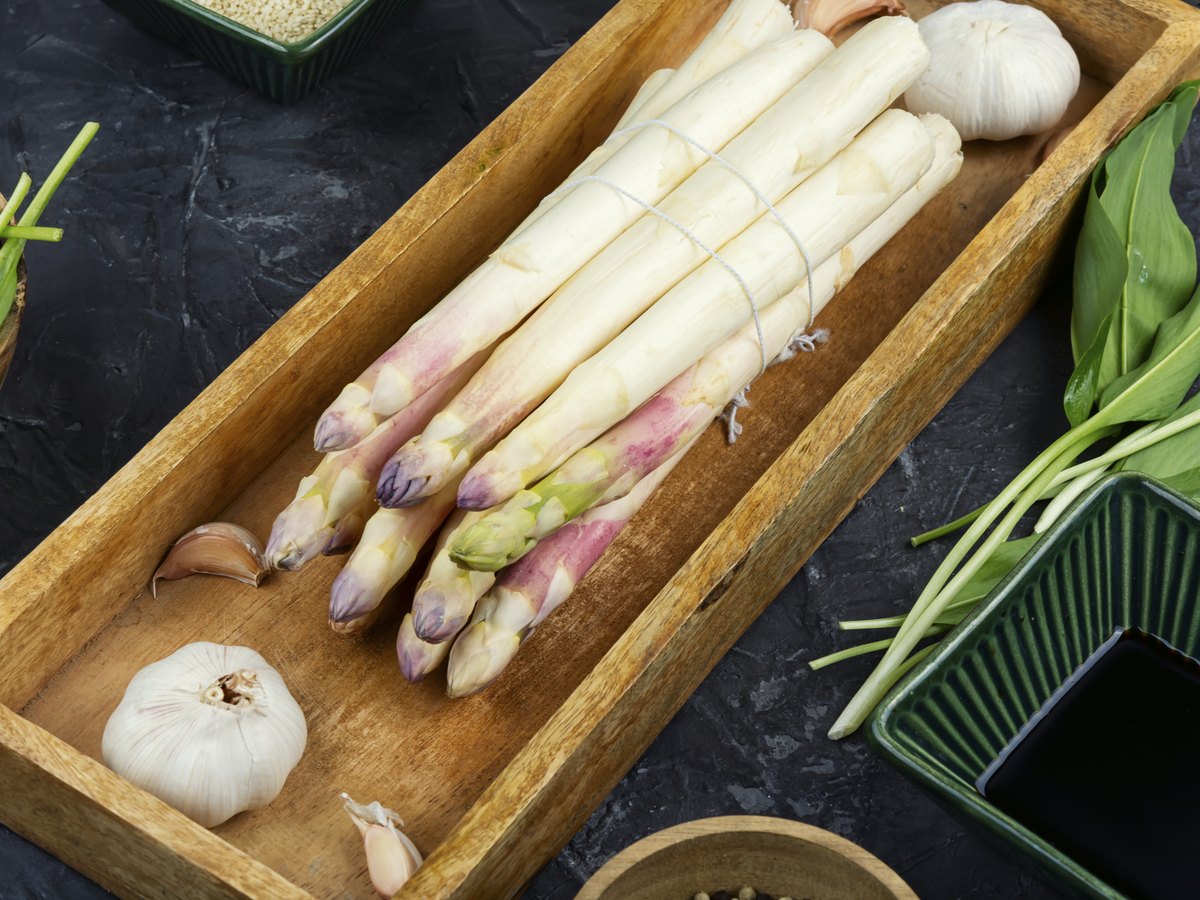 Frischer weißer Spargel mit violetten Köpfen