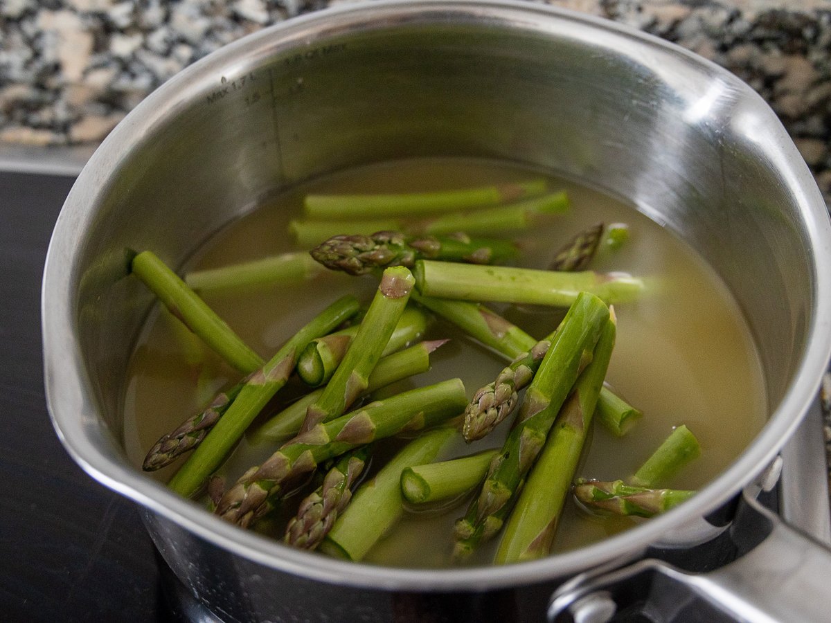 Spargel wird in einem Suppentopf gekocht