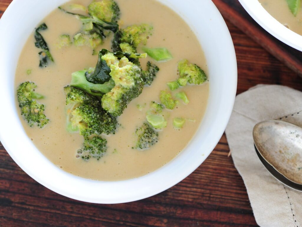Leuchtend grüne Spinatsuppe mit Sahne