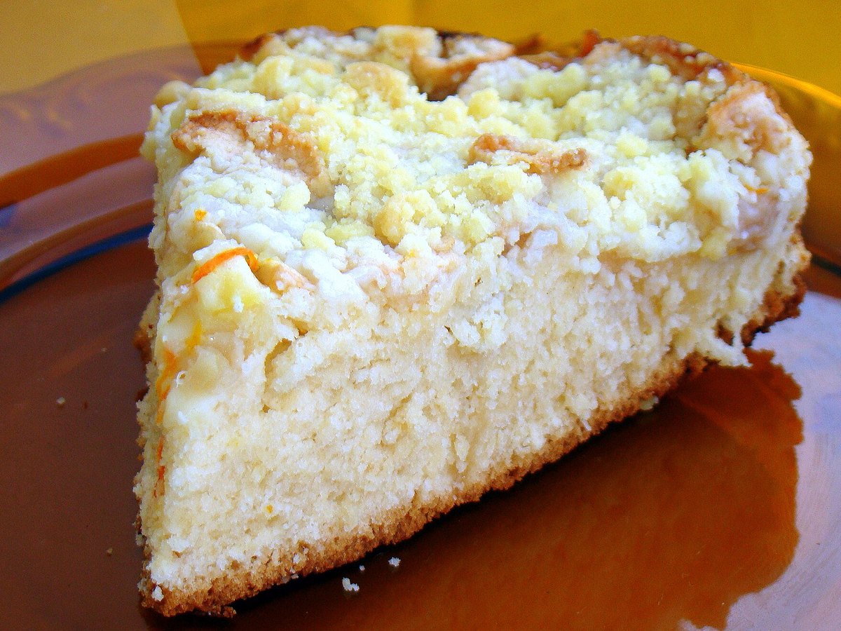 Ein Stück Streuselkuchen mit sichtbarer Krume im Anschnitt