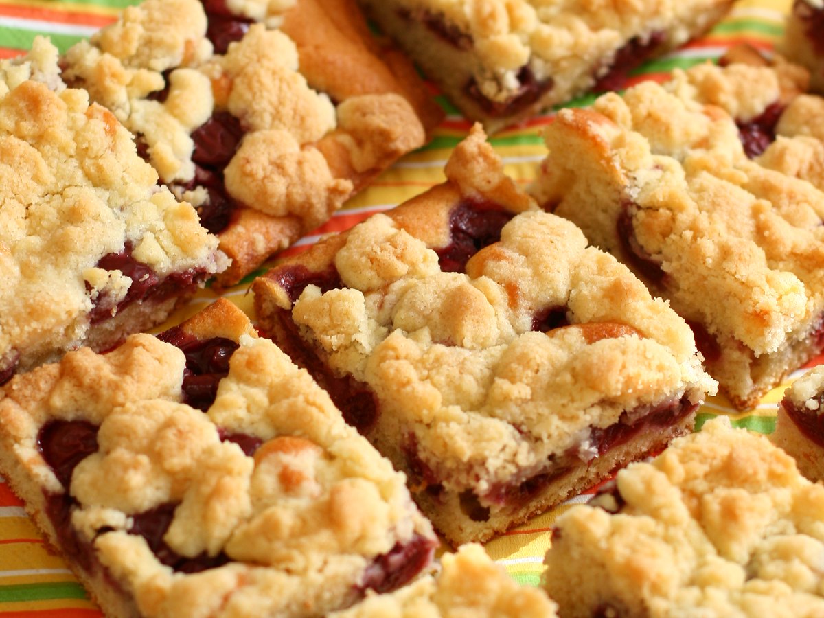 Mehrere Stücke frisch gebackener Streuselkuchen mit goldener Kruste
