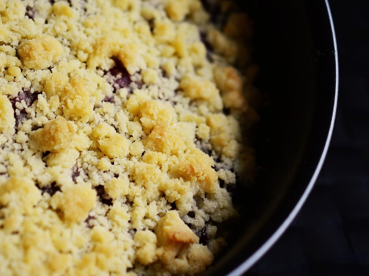 Goldene Butterstreusel in Nahaufnahme auf einem Kuchen