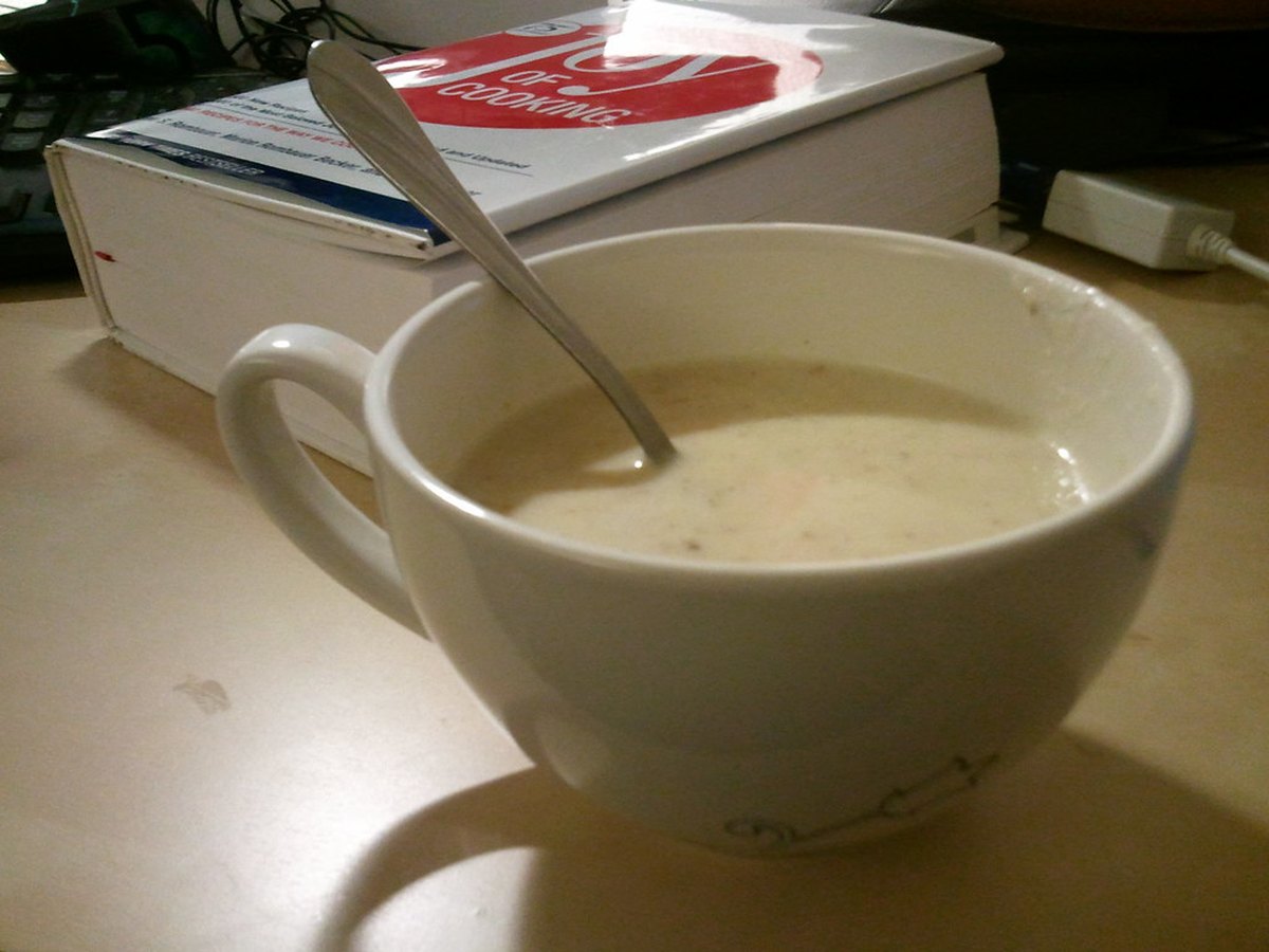 Suppe wird mit dem Pürierstab im Topf püriert