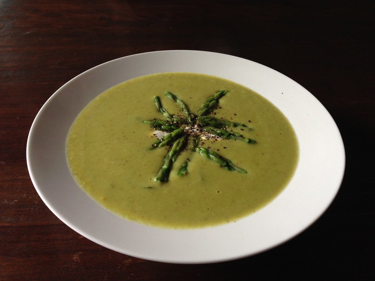 Suppe mit Kernen, Koriander und Limette garniert