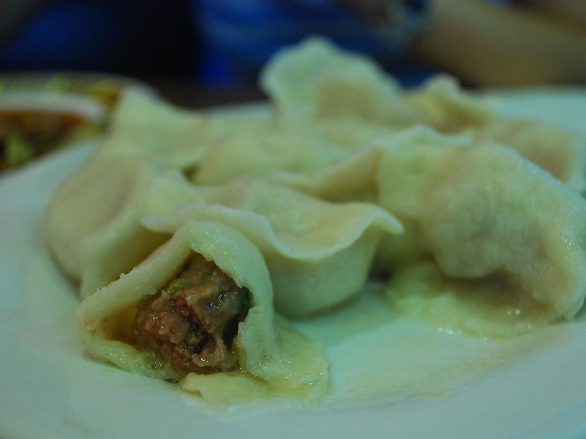 Aufgeschnittenes Suppenfleisch mit Brühe