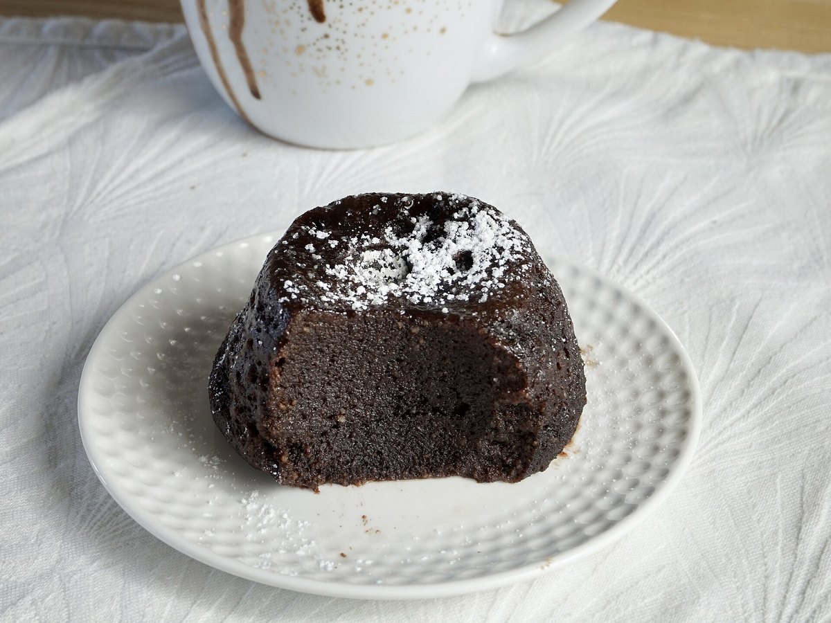 Fertiger Tassenkuchen mit Puderzucker