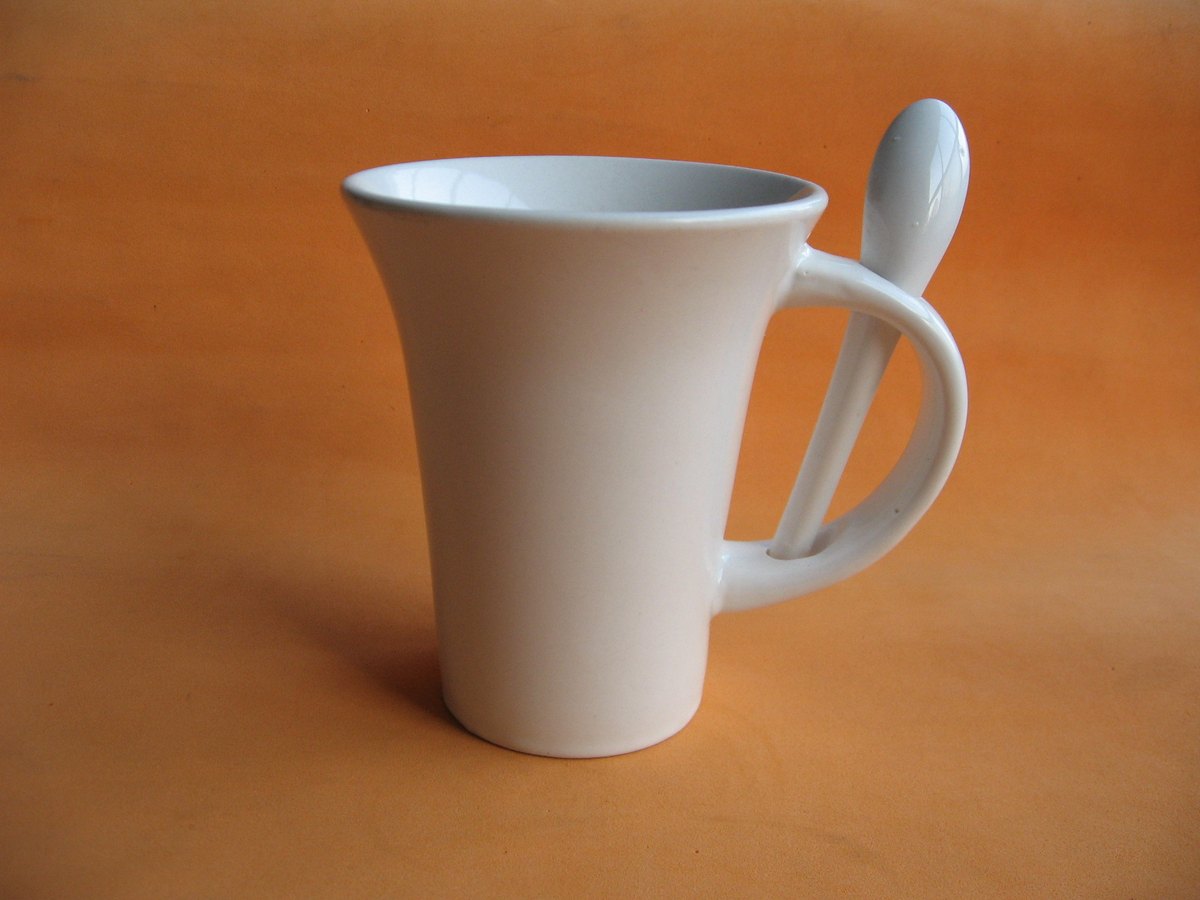 Weiße Keramiktasse mit passendem Löffel