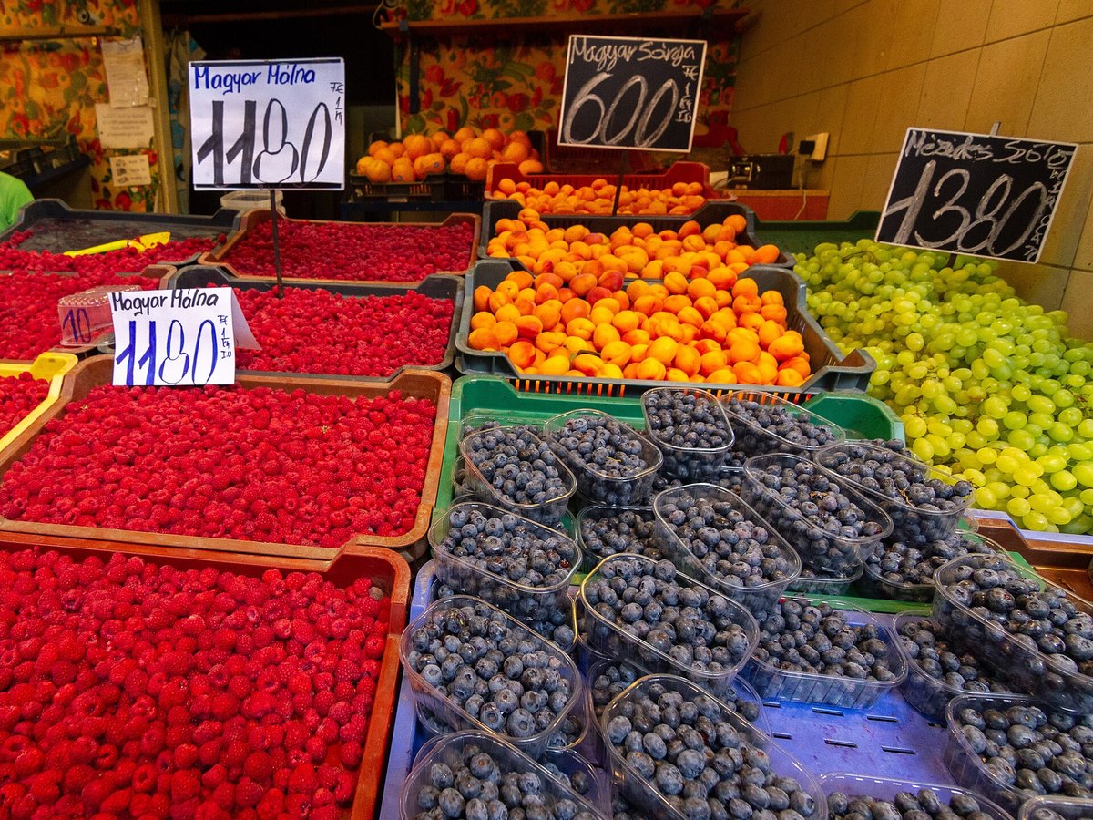 Beerenkisten an einem Marktstand