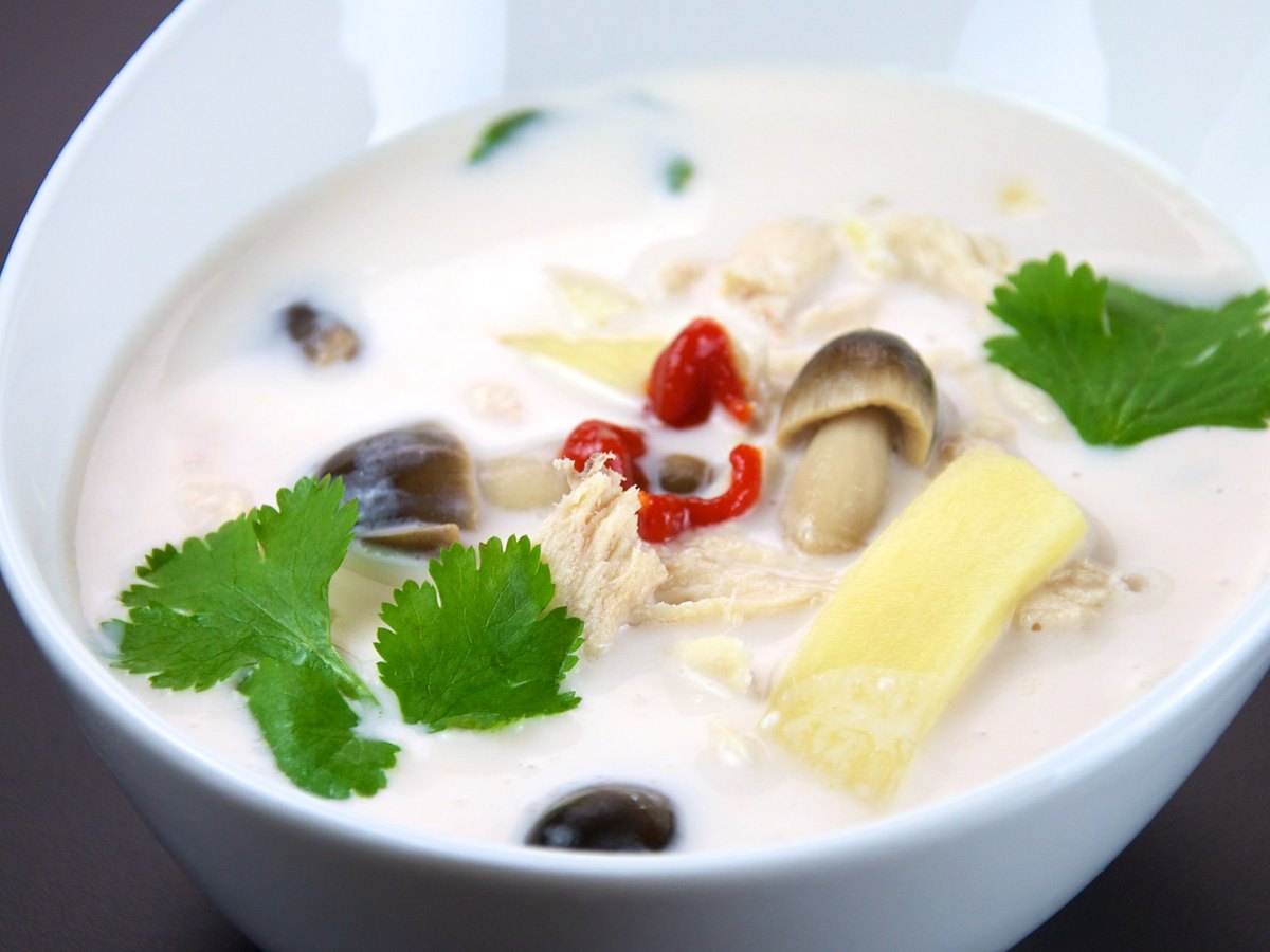 Tom Kha Gai in einer Schale mit Koriander und Chili