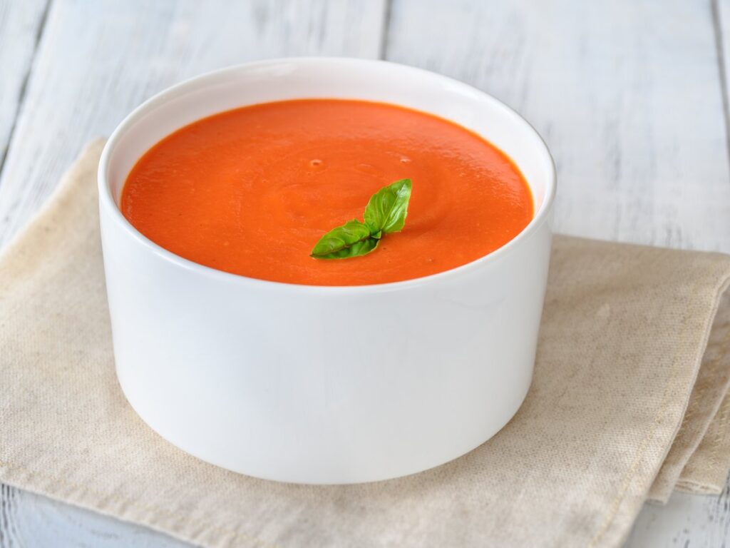 Schale cremige Tomatensuppe mit Basilikum